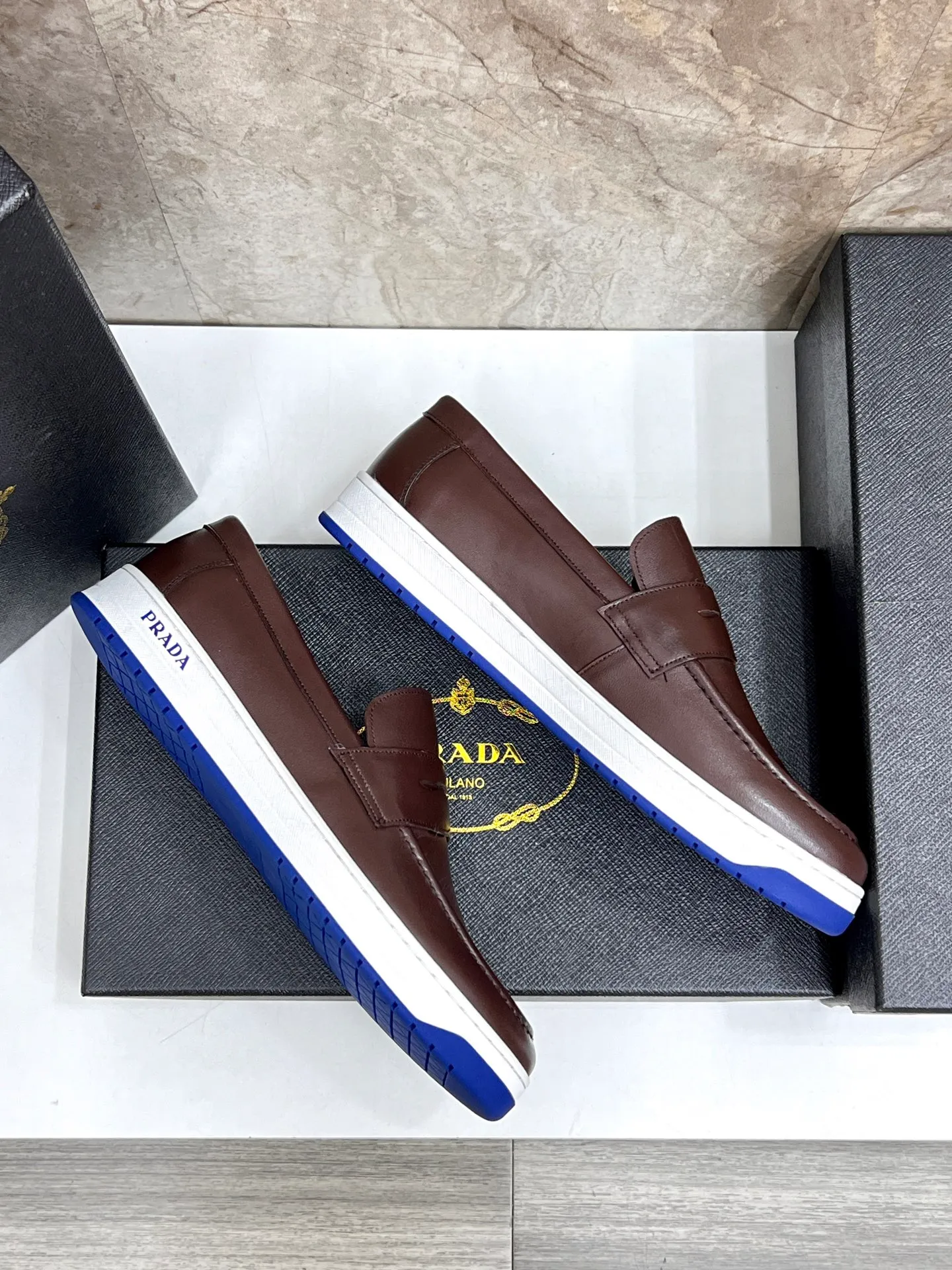 💰620 Prada classic men’s lace-up casual shoes｜Imported cowhide upper｜Layered stitching design on the upper Lightweight and breathable｜Soft and comfortable｜PRADA letters on the side｜Distinctive sporty style Showing the brand style｜Lightweight embossed rubber sole｜With cowhide foot pad lining｜Excellent foot feel Fashionable and elegant｜Size: 38-44 (customized at 45)